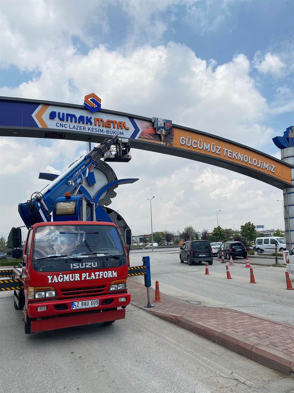 Sanayi giriş takında yüksekte tabela çalışması